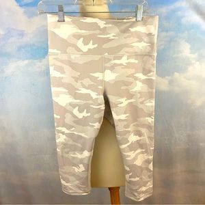 Athleta Elation Camo Crop Capri Tight Leggings Medium